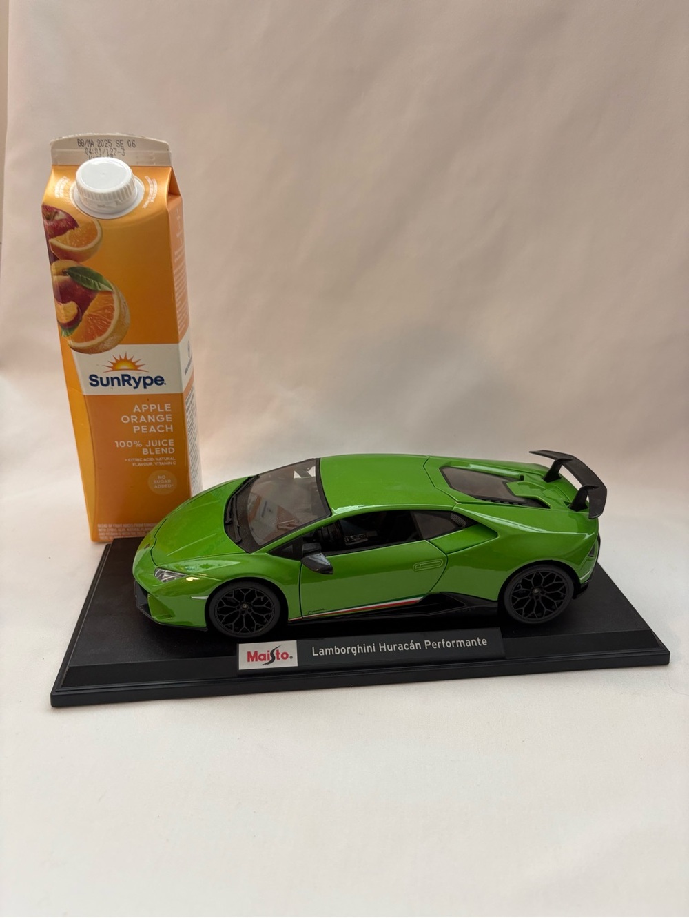 Maisto Lamborghini Huracan Performante diecast car